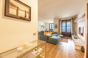 Living area | 21-inch flat-screen TV with satellite channels - Casa Mia Menaggio (Menaggio)