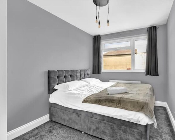 3 chambres, fer et planche à repasser, Wi-Fi, draps fournis