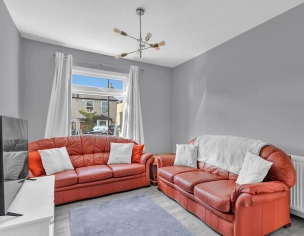 Living area - 3BR, 2 bath, driveway, garden (Barcombe)