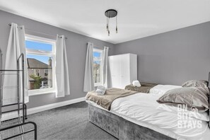 3 chambres, fer et planche à repasser, Wi-Fi, draps fournis
