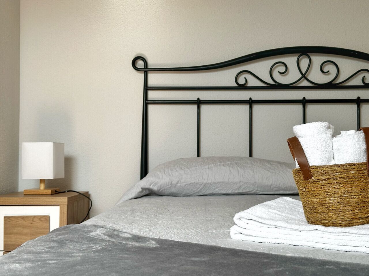 2 chambres, fer et planche à repasser, draps fournis