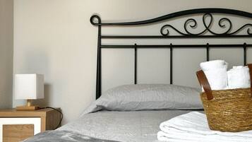 2 Schlafzimmer, Bügeleisen/Bügelbrett, Bettwäsche