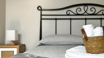 2 slaapkamers, een strijkplank/strijkijzer, beddengoed