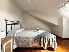 2 bedrooms, iron/ironing board, bed sheets