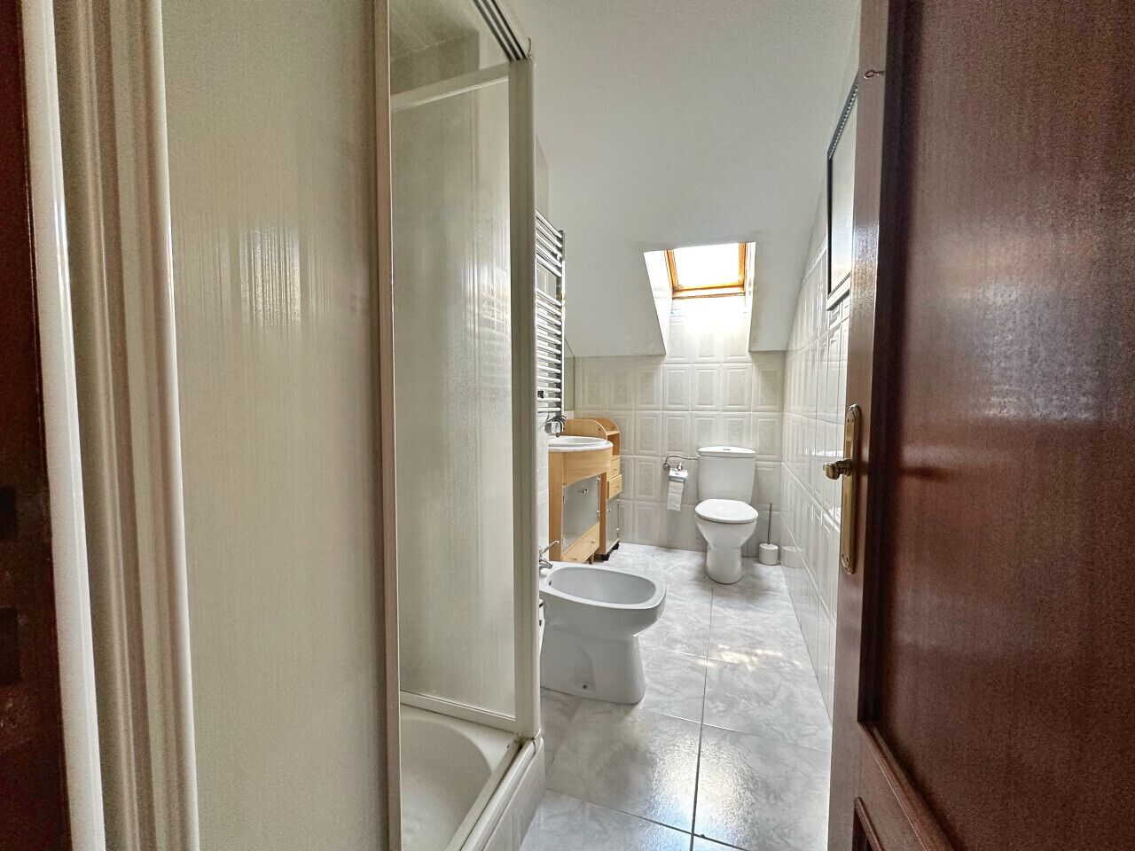 Sèche-cheveux, serviettes fournies