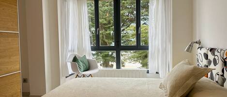 2 bedrooms, iron/ironing board, bed sheets