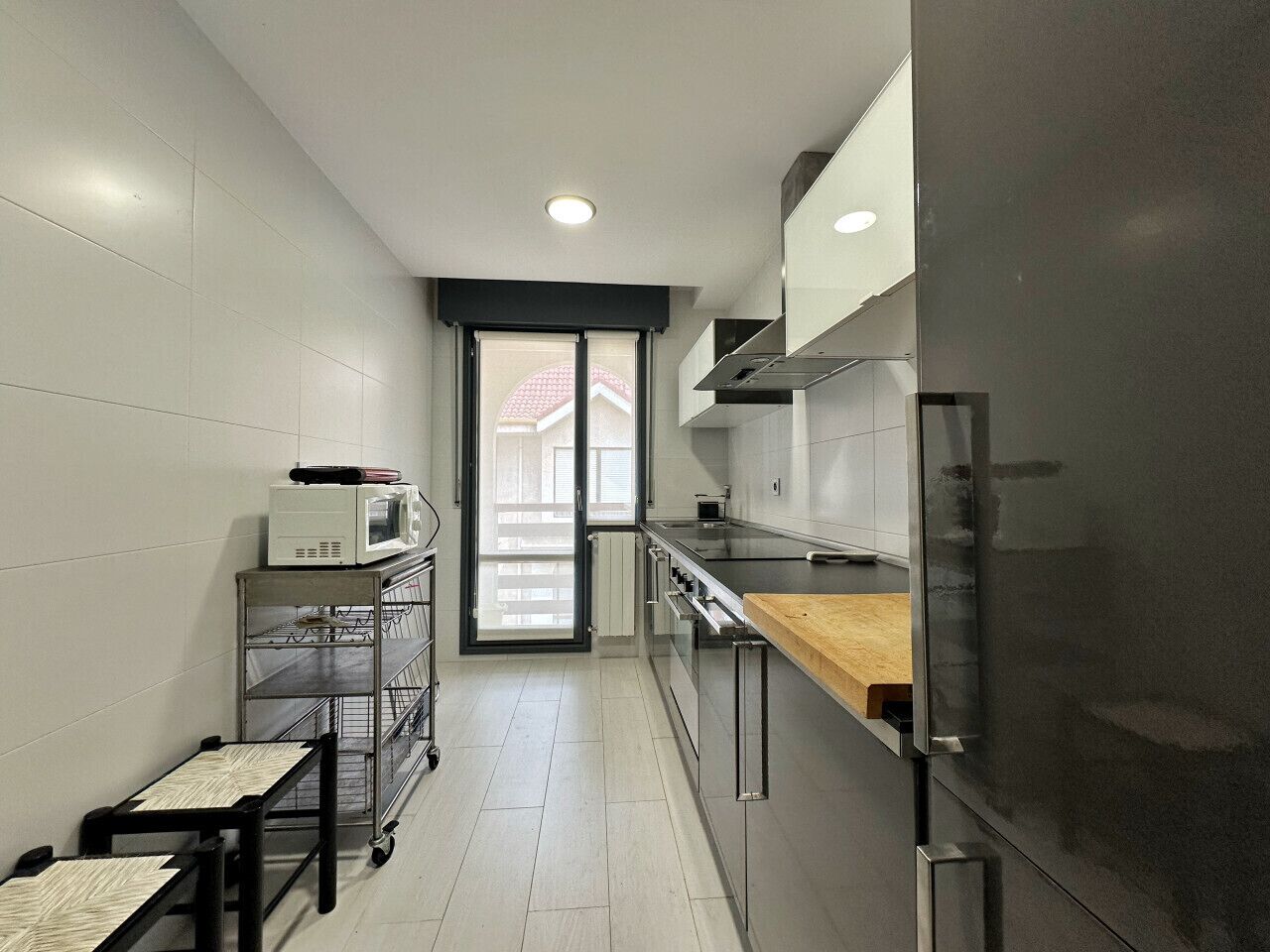 Kühlschrank, Mikrowelle, Ofen, Wasserkocher mit Kaffee-/Teezubehör