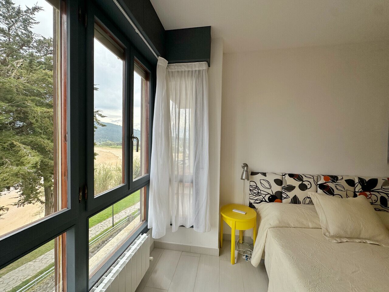 2 dormitorios, tabla de planchar con plancha, ropa de cama