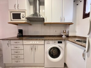 Réfrigérateur, micro-ondes, four, cafetière/bouilloire