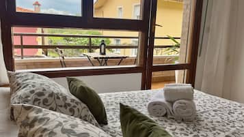 2 dormitorios, tabla de planchar con plancha, ropa de cama