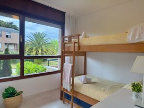 2 dormitorios, tabla de planchar con plancha, ropa de cama