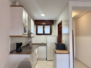 Réfrigérateur, micro-ondes, four, cafetière/bouilloire