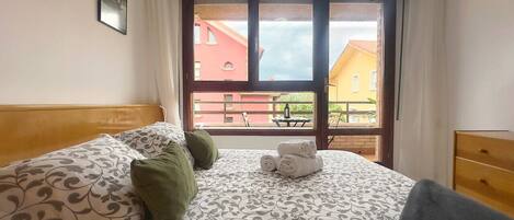 2 bedrooms, iron/ironing board, bed sheets