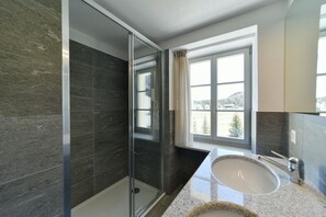 Habitación superior con 1 cama doble o 2 individuales | Baño | Secador de pelo, toallas, jabón y champú