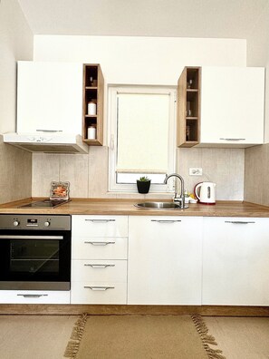 Refrigerador, horno, placa de cocina, cafetera/tetera