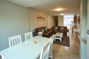 Apartament familiar, balcó, vistes al jardí | Menjador