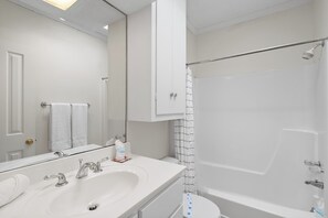 Sèche-cheveux, serviettes fournies, papier toilette