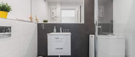 Comfort-Apartment, Balkon, Stadtblick | Badezimmer