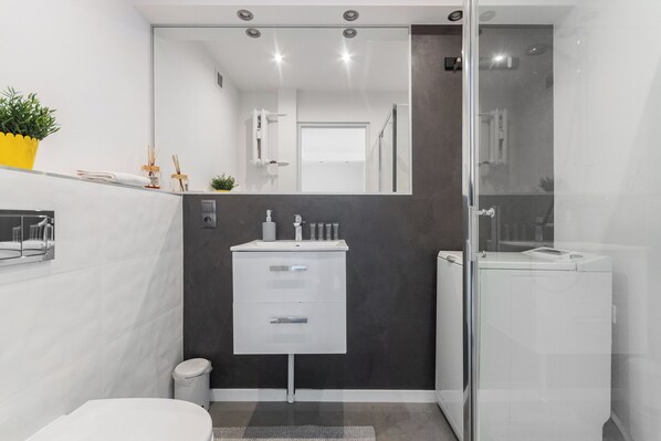 Comfort Apartment, Balcony, City View | Bathroom - Z widokiem na sopot by Grand Apartments (Sopot)