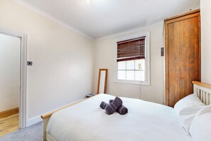 2 bedrooms, iron/ironing board, free WiFi, bed sheets - Quaint 2 Bedroom Flat -10 Min To Tower Bridge (London)