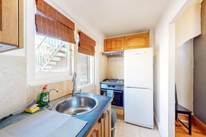 Frigorifero, microonde, forno, piano cottura