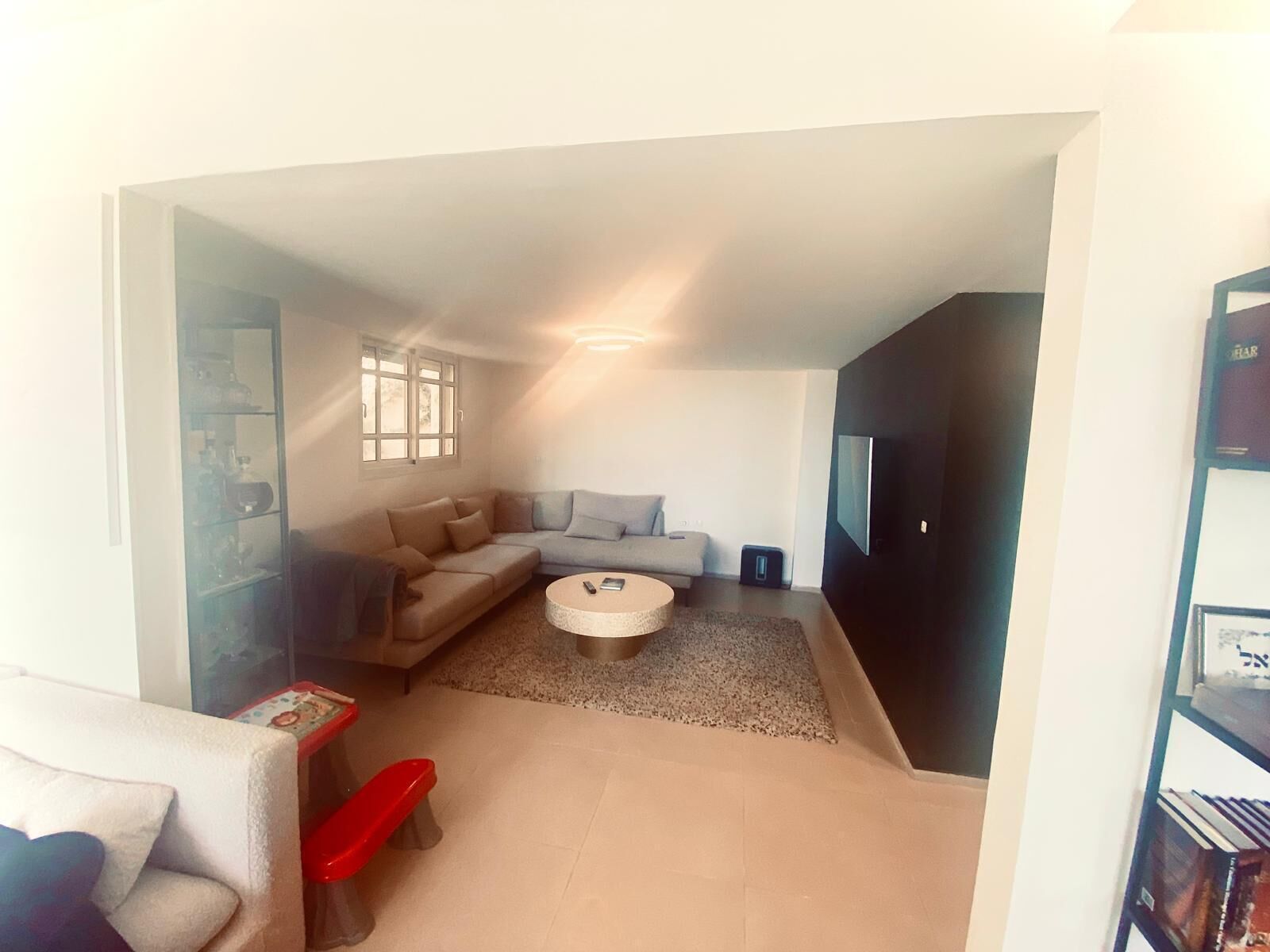 Una Smart TV, libros, una pantalla de ordenador, una impresora