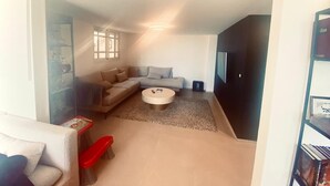 تلفزيون ذكي، كُتُب، شاشة كمبيوتر، طابعة