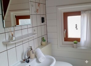 Shower, toilet paper - Vacation home Bannos Kajüte Ferienpark Butjadingen Fedderwardersiel near the beach (Butjadingen)