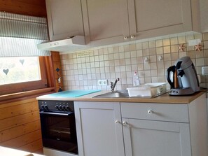 Fridge, stovetop, high chair, cookware/dishes/utensils - Vacation home Bannos Kajüte Ferienpark Butjadingen Fedderwardersiel near the beach (Butjadingen)