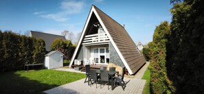 Outdoor dining - Vacation home Bannos Kajüte Ferienpark Butjadingen Fedderwardersiel near the beach (Butjadingen)