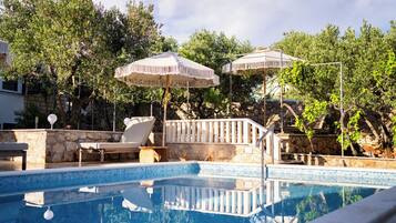 Piscine extérieure en saison
