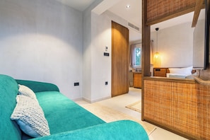 Deluxe-Suite, Meerblick | Minibar (mit einigen kostenlosen Artikeln), Zimmersafe