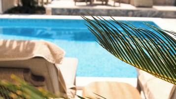 Piscine extérieure en saison