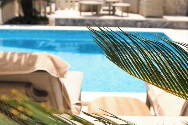 Una piscina al aire libre de temporada