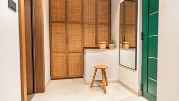 Chambre Double Tradition, vue jardin | Mini-bar avec articles gratuits, coffres-forts dans les chambres