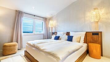 Suite Deluxe, vue sur la mer | Minibar contenant certains articles gratuits, coffre-fort