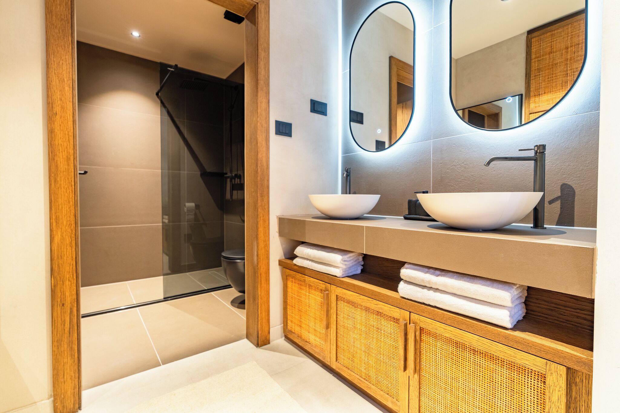 Deluxe Suite, Sea View | Bathroom | Shower, rainfall showerhead, hair dryer, towels