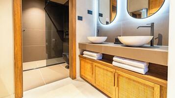 Deluxe Suite, Sea View | Bathroom | Shower, rainfall showerhead, hair dryer, towels