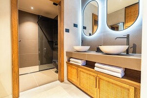 Deluxe Suite, Sea View | Bathroom | Shower, rainfall showerhead, hair dryer, towels