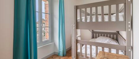 4 bedrooms, iron/ironing board, free WiFi