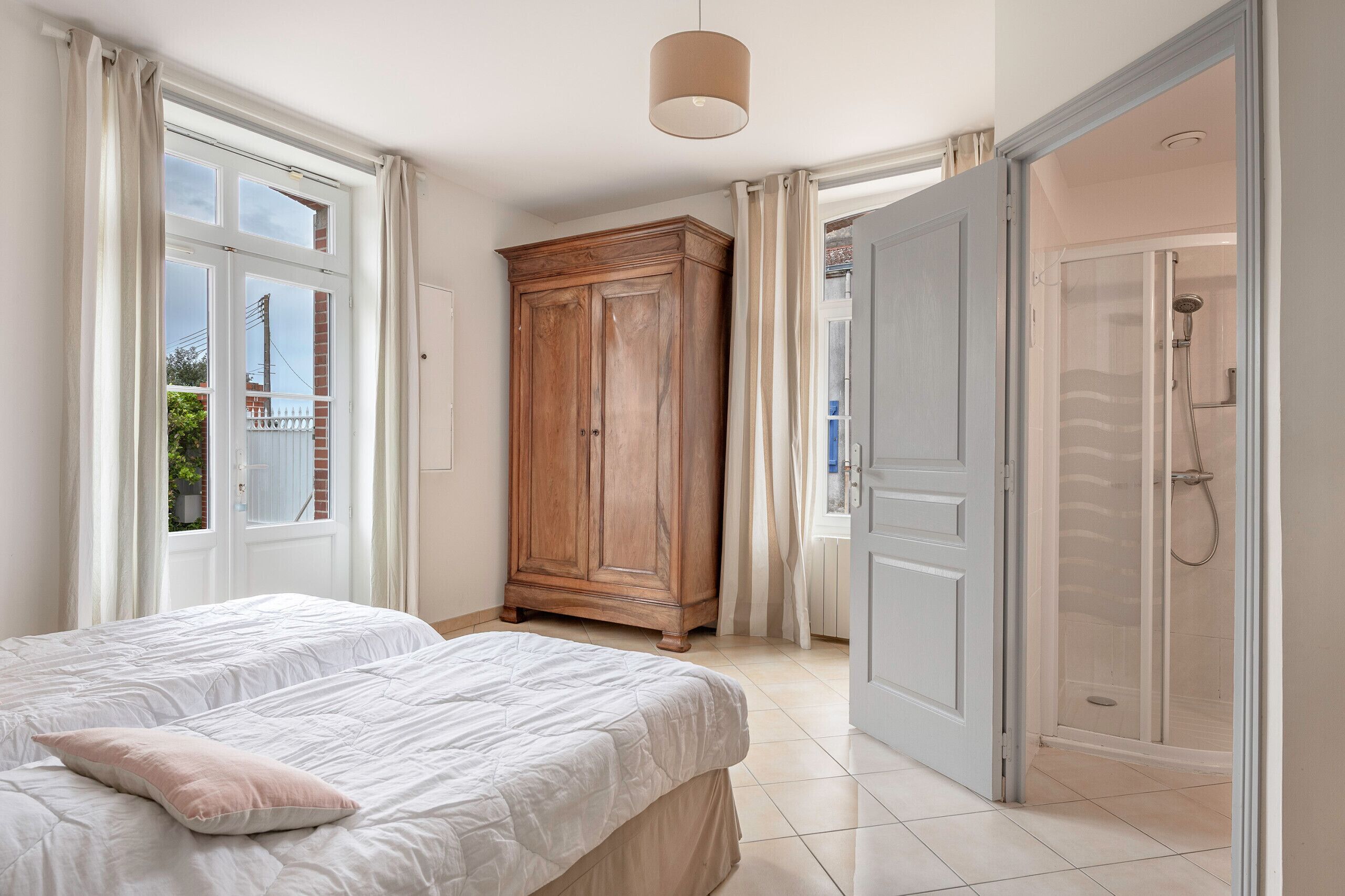 4 bedrooms, iron/ironing board, free WiFi