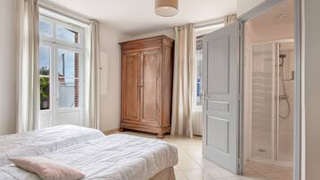 4 bedrooms, iron/ironing board, free WiFi