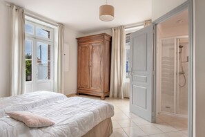 4 bedrooms, iron/ironing board, free WiFi