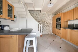 Fridge, microwave, oven, dishwasher - Villa for 7 adults, 1 child, 400m from the sea (Préfailles)
