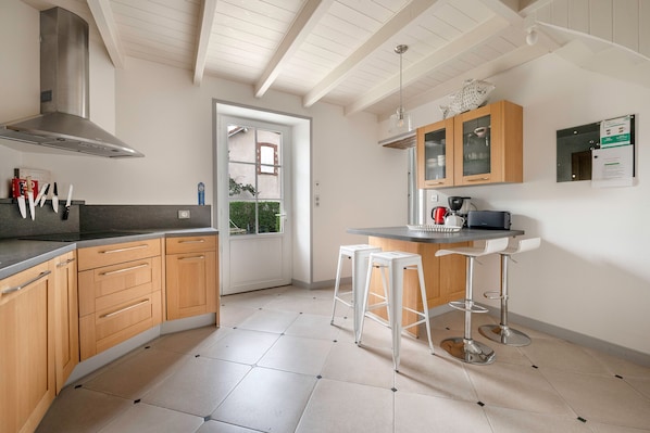 ثلاجة، ميكروويف، فرن، غسالة أطباق