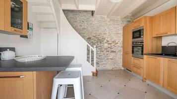 Frigorífico, microondas, horno y lavavajillas