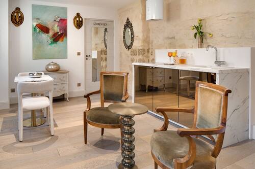 Jean XXII Apartment Suite Spa & Fitness | Living area | 80-cm Smart TV with satellite channels, tablet, Netflix