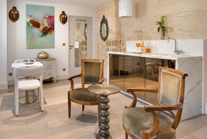 Jean XXII Apartment Suite Spa & Fitness | Living area | 80-cm Smart TV with satellite channels, tablet, Netflix -  Cloître des Augustins Spa & Fitness (Avignon)