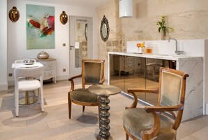 80-cm Smart TV with satellite channels, tablet, Netflix