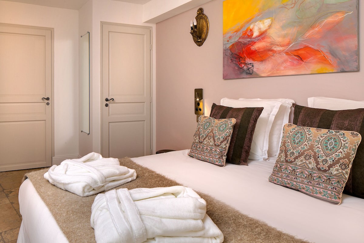 Urbain V Spa & Fitness (accessible) | 1 bedroom, Egyptian cotton sheets, premium bedding, in-room safe